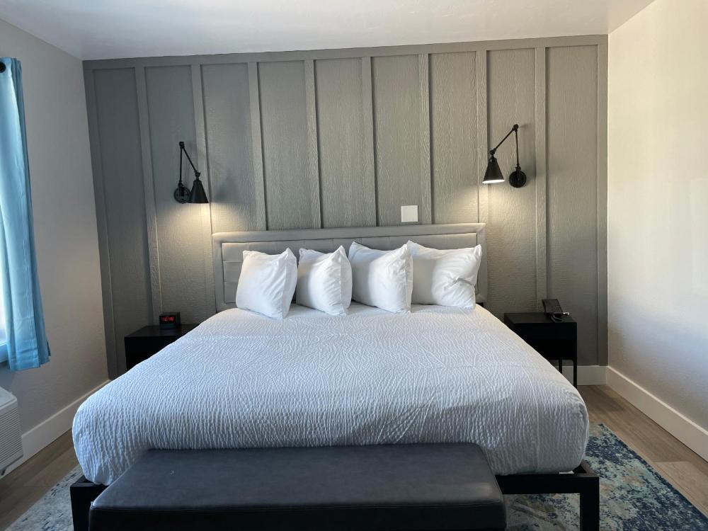 Deluxe King Room interior