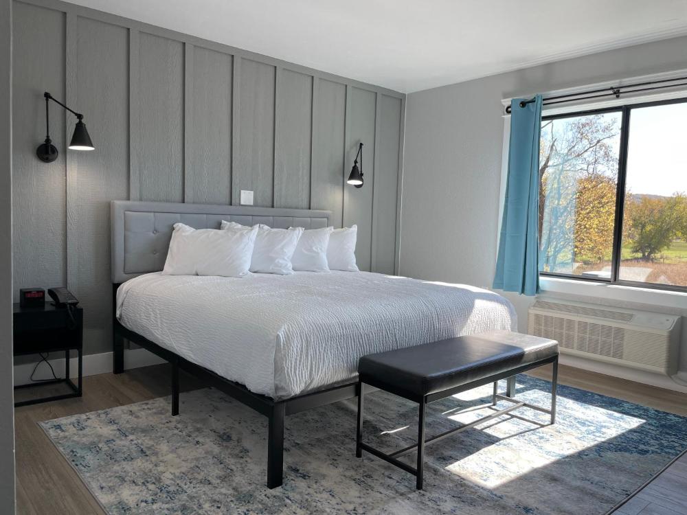 Deluxe Queen Room interior